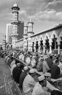 لقطة للصلاة في أحد المساجد