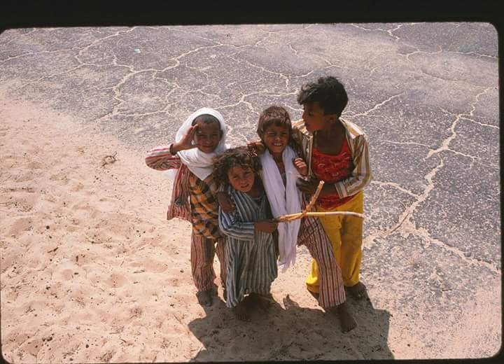 صورة نادرة لمجموعة من الأطفال في صحراء شمال